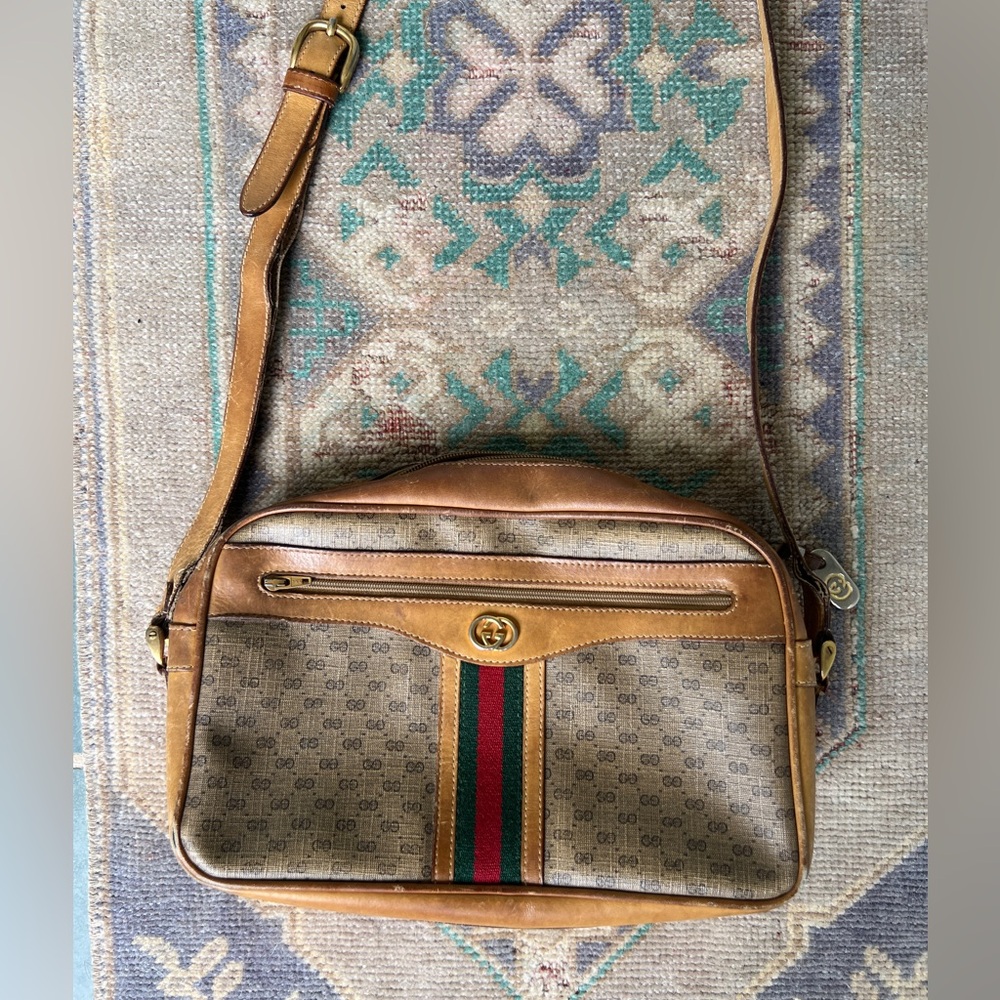 Vintage Gucci shoulder bag micro GG pattern. Tan crossbody purse